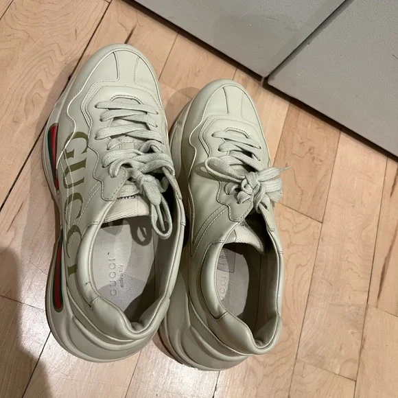 Gucci Off-White Sneakers with Logo Accent - Picture 2 of 8